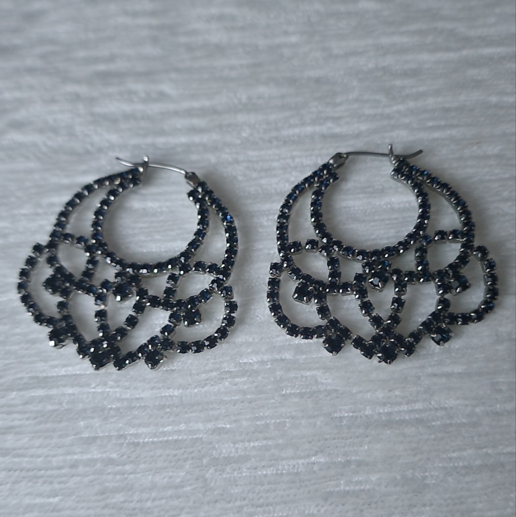 Black Sparkly Earrings 12$